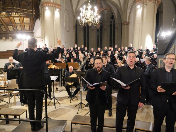 Lemgoer mixTour im Klangweiten Raum. Mit 80 Choristen, dem Orchester "Concerto Farinelli unter Leitung von Volker Jänig sowie den Solisten Martin Aurra, Florian Feth und Janno Scheller (von links). - © Thomas Krügler