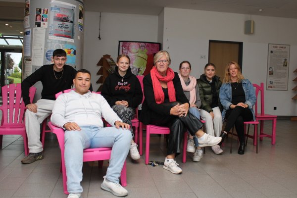 Linart Görzen (von links), Fadi Albadawi, Franceska Lehmann, Heike Görder, Cheyenne Rudolph, Anastasia Stevanovic und Christina Neitemeier machen mit dem Projekt "Setz auf PINK" auf Brustkrebsvorsorge und -behandlung aufmerksam. - © Chiara Wibbeke