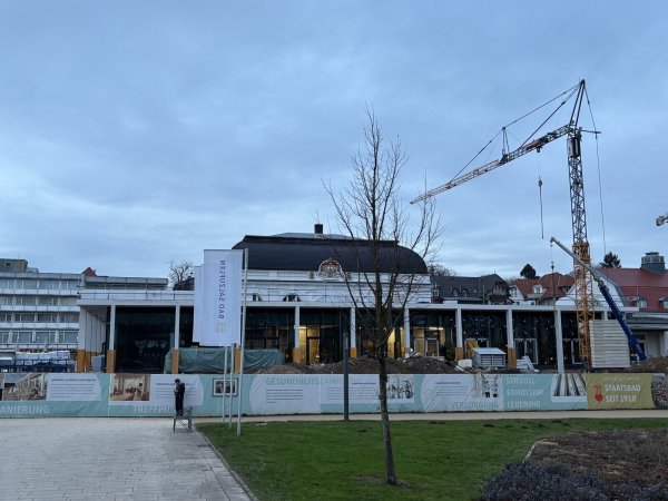 Die neuen, großzügig verglasten Kurhaus-Arkaden sind mittlerweile deutlich zu erkennen. Inzwischen ist die Gebäudehülle geschlossen, und der Innenausbau läuft auf Hochtouren. - © Thomas Reineke