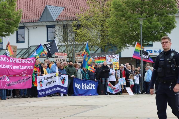 In der Spitze versammelten sich laut Polizei mehr als 500 Teilnehmer zu einer Mahnwache auf dem Marktplatz in Leopoldshöhe. Sie bezogen „gegen Hass und Hetze“ Stellung. Auch Menschen aus den Nachbarkommunen waren da. - © Anna Lena Hinder