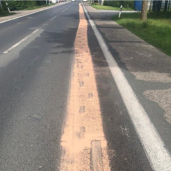 Die Feuerwehr war eine Stunde mit der Beseitigung der Ölspur beschäftigt. - © Symbolbild Feuerwehr Lügde