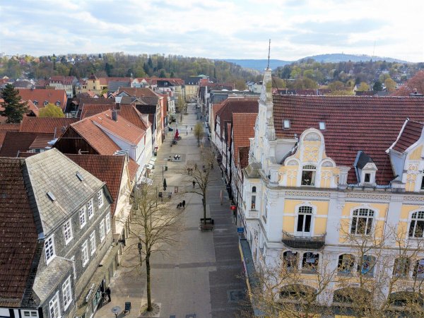 Das Luftbild zeigt den Bereich der Langen Straße, der zuerst umgestaltet wird. Zwischen Marktplatz und Exterstraße wird ab 28. August gebaut. - © DSK