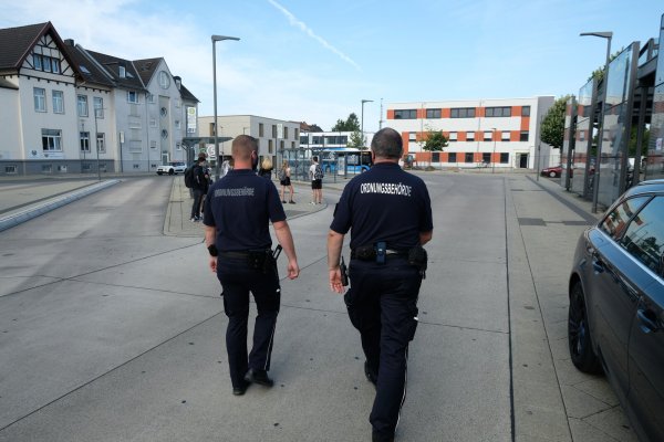Der Kommunale Ordnungsidenst überprüft am Bahnhof die Einhaltung der Mundschutz-Pflicht in Bussen. - © Sven Koch(LZ)