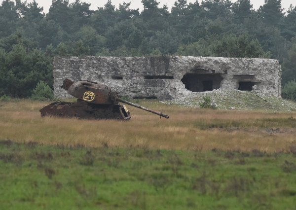 Truppenübungsplatz Sennelager bei Paderborn – alte Panzer und Bunker dienen den Soldaten als Zielobjekte. - © Marc Köppelmann