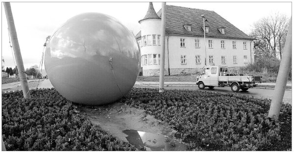 Nur fünf Wochen nach ihrer Einweihung im Jahr 2002 ist die Kugel an der Richthofenstraße abgestürzt. - © LZ-Archiv/Bernhard Preuß