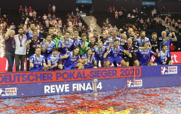 So sehen Sieger aus: Der Tabellenelfte und krasse Außenseiter enterte sensationell das Pokal-Podest. - © Paul Cohen