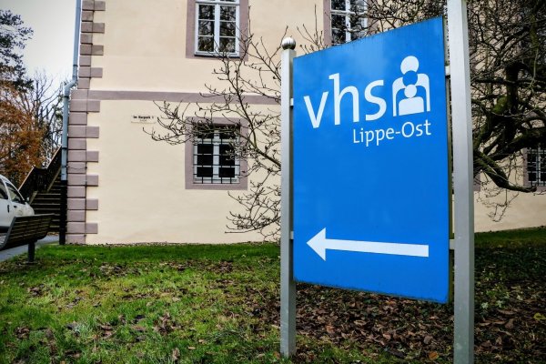 In der Geschäftsstelle der VHS Lippe-Ost im Schloss Schieder wird gerade am neuen Programm gearbeitet. Das Semester wird erst im April losgehen. - © Yvonne Glandien