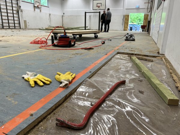 Eine Spezialfirma für Wasserschäden hat mit den Abrissarbeiten in der Turnhalle begonnen. - © Seda Hagemann
