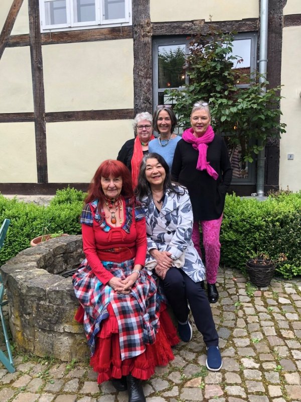 Heide Haike, Vorsitzende der Künstlergruppe Gedok in OWL (vorn, von links), und die Gedok-Mitglieder Barbara Davis sowie (hinten, von links) Christel Aytekin, Dagmar Wieling und Conny Hupe-Hausmann bei der Eröffnung der Ausstellung "Kein Hexenwerk" im Schloss Brake. - © Gedok OWL