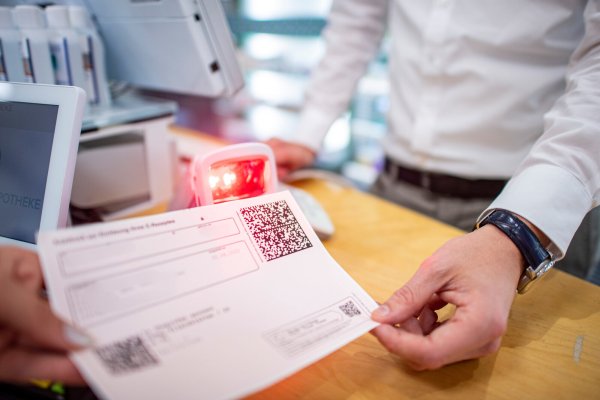 Ab 1. Juli gibt es weitere Funktionen für das E-Rezept. Versicherte können es dann mit ihrer Gesundheitskarte einlösen. - © David Inderlied