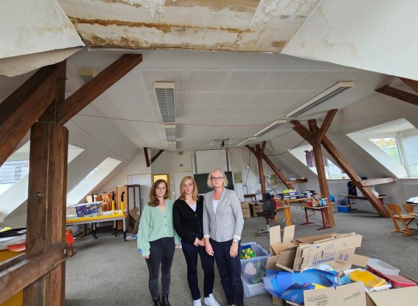 Andrea Dering (von links), Irina Hertel und Silke Kleymann hoffen, dass das Obergeschoss der Grundschule Lage schnellstmöglich saniert wird. Wie man an der Decke sieht, dringt Wasser ein. - © Astrid Sewing