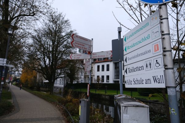 Das Wirrwarr in der Beschilderung für Fußgänger soll ein Ende haben. Mit dem neuen Fußgängerleitsystem wird alles einheitlich, übersichtliche und hübscher. - © Sven Koch