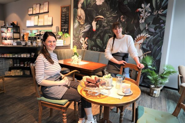 Gemütlich haben Kathrin Hoppe (l.) und Ricarda Brieger im Laden den Café-Bereich eingerichtet. - © Simone Flörke