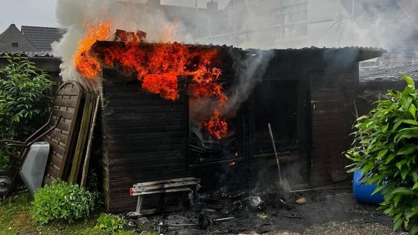 Dieser Holzschuppen neben einem Carport geriet am Dienstag in Brand. - © Feuerwehr Barntrup