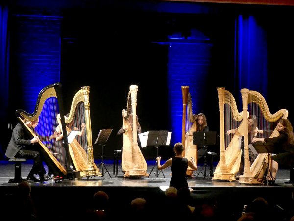 Unter der Leitung von Helene Schütz performt das sechsköpfige Harfenensemble ein spannendes Stück von Peter Francesco Marino. - © Rudi Rudolph