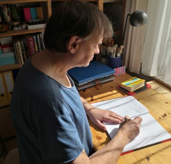 Herbert Klocke bei seiner Arbeit. Nebenher arbeitet der 62-Jährige auch als Sänger und Liedschreiber und tritt zum Beispiel bei Kleinkunst-Festivals auf. - © Fotorechte: Herbert Klocke