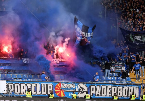 Fans des SC Paderborn zündeten am Samstag in Bielefeld Bengalos und Rauchtöpfe. So mancher Fußball-Romantiker mag das ganz nett finden, doch das Abfeuern von drei Leuchtraketen war ein absolutes No-Go. - © Oliver Krato
