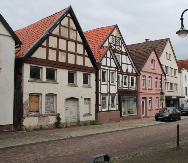 Ein Ladenlokal, daneben ein leer stehendes, verbrettertes Haus: Solche Anblicke finden sich in der Altstadt Horn auf Schritt und Tritt. Die Bürgerdialog-Arbeitsgruppe Immobilien erkennt hier großes Potenzial für eine Belebung des Zentrums. - © Dieter Asbrock