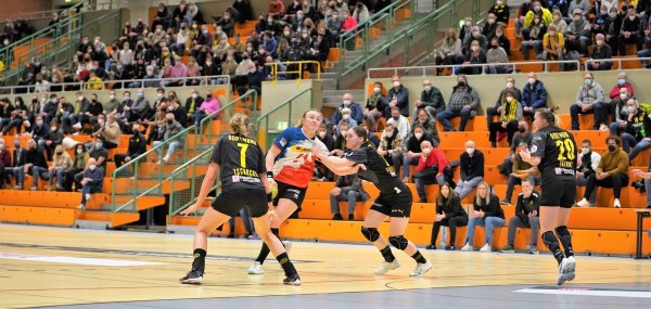 Blombergs Marie Michalczik versucht ihr Glück in der Sporthalle Wellinghofen gegen die BVB-Abwehr. - © Kornej Weibert