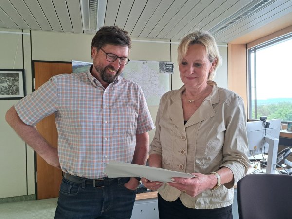 Ute Röder und Achim Oberwöhrmeier im Gespräch über die Mobilität in Lippe. - © Carolin Brokmann-Förster
