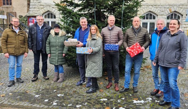 Janine Kühne (Förderverein Grundschule Alverdissen), Helmut Wiemann (Kirchengemeinde Alverdissen), Björn Strohmeier (Marketingverein Barntrup), Uwe Schünemann (Stadt Barntrup), Veronika Kranz und Uwe Fauck (beide "KOMM"). - © Stadt Barntrup