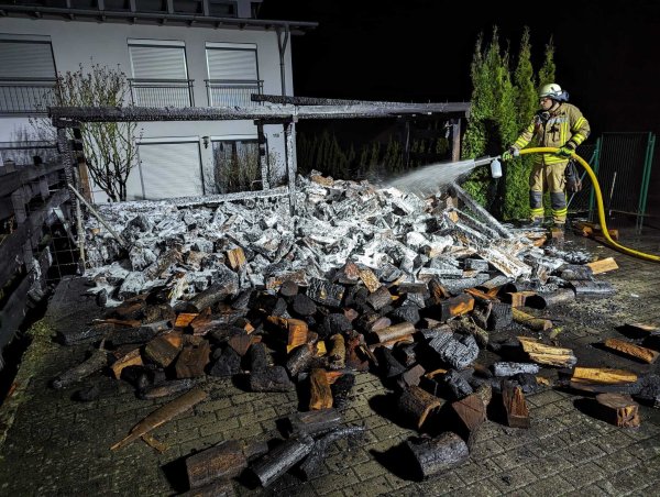 In Hagen hat in der Nacht zu Sonntag Brennholz Feuer gefangen. Die Feuerwehr nutzte Schaum zum Löschen. - © Feuerwehr Lage