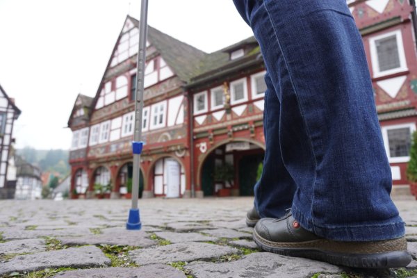 Die Pflastersteine in der Schwalenberger Altstadt stellen vor allem für Menschen, die auf Gehhilfen angewiesen sind, ein Problem dar. Die Stadt sucht nach einer barrierefreien Lösung. - © Michaela Weiße(LZ)
