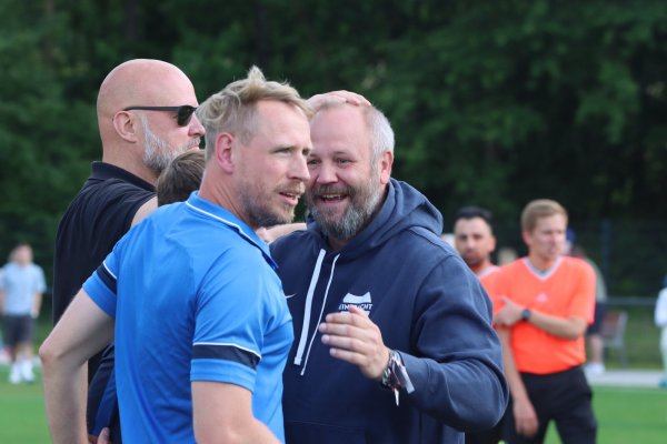 Bastian Möller, Jerxens Allzweckwaffe, gratuliert Trainer Tim Hosch (links). - © Sebastian Lucas