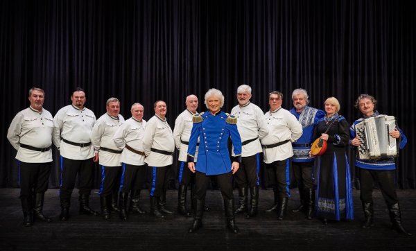 Peter Orloff (Mitte) leitet den Schwarzmeer-Kosaken-Chor. Mit den Sängern aus Russland, Weißrussland und der Ukraine ist er zurzeit auf Tournee und macht auch in Lemgo Station. - © Klaus Manns