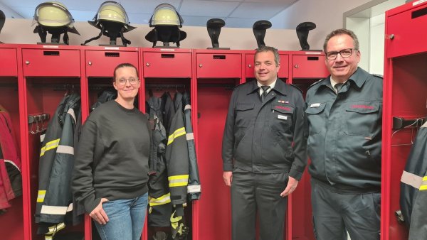 Anna Strüßmann von der Stadt Lemgo, Löschgruppenführer Philipp Heidrich (Mitte) und Lars-Uwe Brede, Leiter der Feuerwehr Lemgo in den neuen Umkleiden im Anbau des Gerätehauses in Wahmbeckerheide. - © Nadine Uphoff