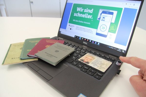 Evolution der Ausweise: Vom papiernen Büchlein bis zur Plastikkarte mit holografischen Elementen und digitalen Fähigkeiten sind Pässe und Personalausweise über die Jahrzehnte stetig sicherer geworden. Ab dem 1. August wird im Personalausweis der Fingerabdruck als zusätzliches Identitätsmerkmal gespeichert. - © Dieter Asbrock