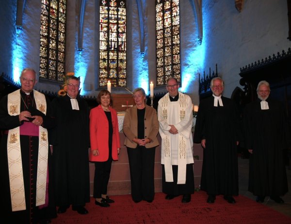 Ökumenischer Gottesdienst mit v.l. Weihbischof Matthias König, Landessuperintendent Dietmar Arends, Präses der Evangelischen Kirche von Westfalen und Vorsitzende des Rates der Evangelischen Kirche in Deutschland (EKD) Annette Kurschus, Friederike Miketic, Dechant Norbert Nacke, Pfarrer Frank Erichsmeier und Pfarrer Dietmar Leweke. - © Lippische Landeskirche