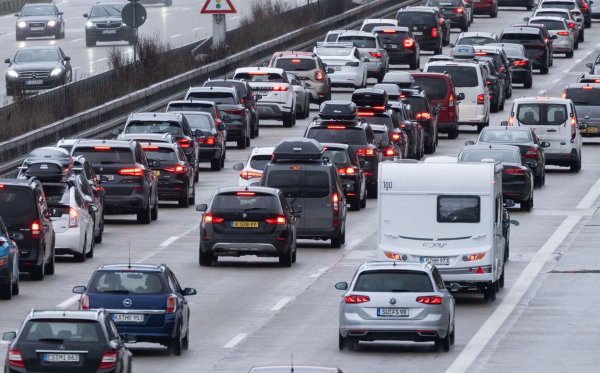 Autos stehen auf einer Autobahn im Stau. Der ADAC warnt zu Weihnachten vor viel Verkehr an den Hauptreisetagen. - © Marijan Murat/dpa