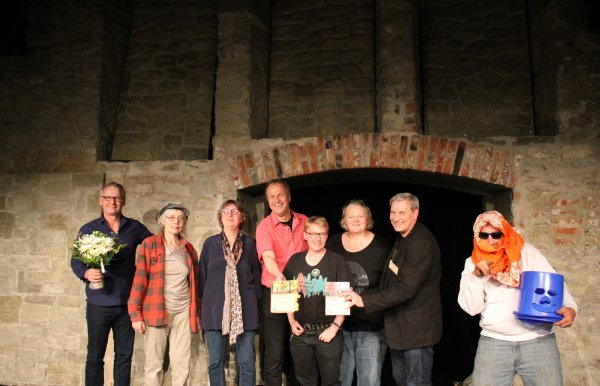 Schauspieler Gernot Schmidt (links), Verleger Hans Jacobs (Vierter von links) und Treffpunkt-Leiter Andreas Schwier (Zweiter von rechts) freuen sich gemeinsam mit Autorinnen und Autoren über das neue Buch. - © Lara Möller