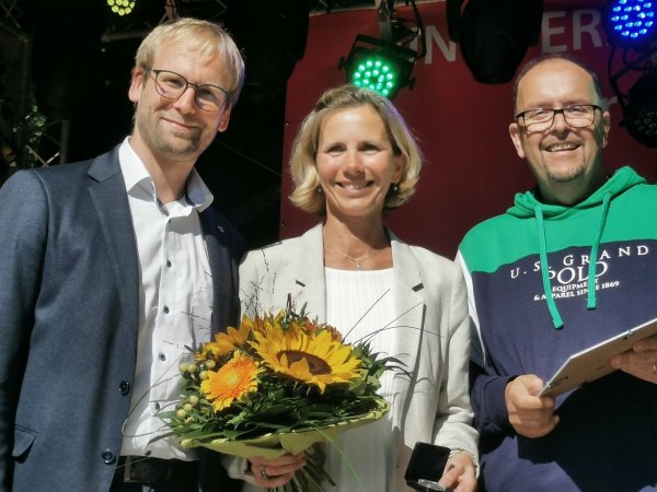 Freut sich über die Ernennung zur Sportlerin des Jahres: Sonja Krüger (Mitte) mit Barntrups Bürgermeister Borris Ortmeier (links) und Alexander Lipke (rechts, Vorsitzender Stadtsportverband) - © Sylvia Frevert
