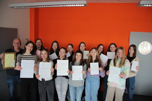 Reichlich Stoff zum Lesen. Auch diese Schülerinnen aus den neunten Klassen freuen sich über die Briefe aus Beverley. Lehrer Ulrich Sievert organisiert den Briefwechsel für das Marianne-Weber-Gymnasium. - © Katrin Kantelberg