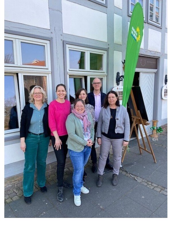 Informierten beim Frauenfrühstück: Dr. Katharina Kleine Vennekate, Dorothea Deppermann, Elizabeth Junghärtchen, Julia Eisentraut, Dr. Burkhard Pohl und Claudia Stolz (von links). - © Grüne Lemgo