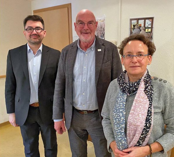 Auf Einladung des Vereins Soziale Arbeistdienste Lippe war der heimische Bundestagsabgeordnete Christian Sauter (FDP), links, zu Gesprächen im Eichenhof in Lüdenhausen. Martin Bröker und Birgit Münster machten auf die derzeit prekäre Situation der Pflegedienste aufmerksam. - © Soziale Altendienste Lippe