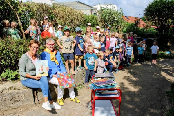 Leiterin Bärbel Happ (links) und die Kita-Kinder freuen sich über die großzügige Spende von Brigitte Spethmann-Heitlage. Zum Dank durfte sie sich eines der Kunstwerke aus der Kita als Geschenk aussuchen. - © Lorraine Brinkmann