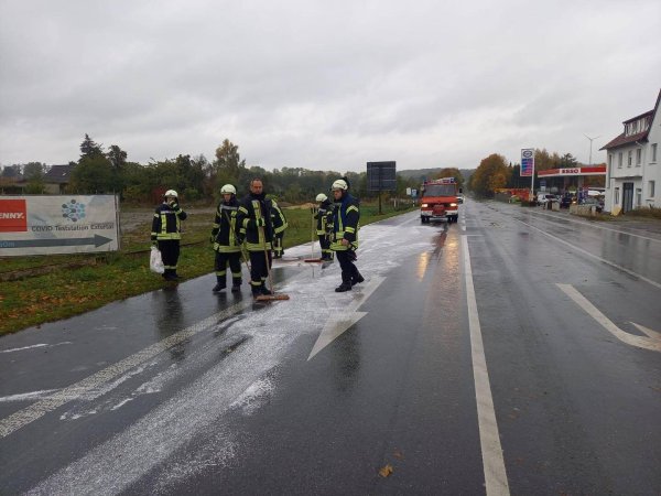 Die Kameraden der Feuerwehr Extertal reinigen die Straße. - © Feuerwehr Extertal
