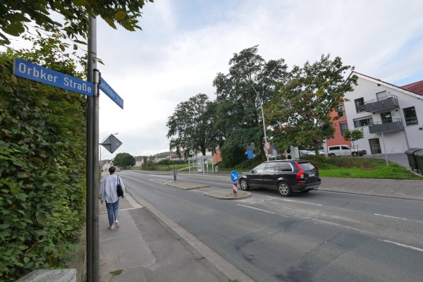 Die Tempo-30-Ausschilderung auf der Bielefelder Straße in der Nähe der Einmündung der Orbker Straße wurde ursprünglich mit dem Schild "Altenheim" begründet. Rechts im Bild ist ein Pflegeheim zu sehen. Weil es das Schild "Pflegeheim" in der Straßenverkehrsordnung nicht gibt, wird Tempo 30 nun nicht mehr per Zusatzschild erklärt. - © Jost Wolf