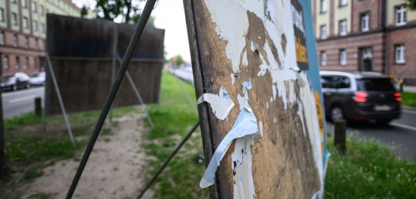 Hunderte Wahlplakate wurden bereits zerstört, allein in NRW. Doch die Dunkelziffer könnte noch höher sein. - © Robert Michael/dpa