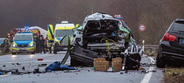 Zwei Autos stehen zerstört auf der Bundesstraße 1. Bei dem Verkehrsunfall sind am Morgen drei Menschen getötet worden. - © Christian Müller/Westfalennews/dpa