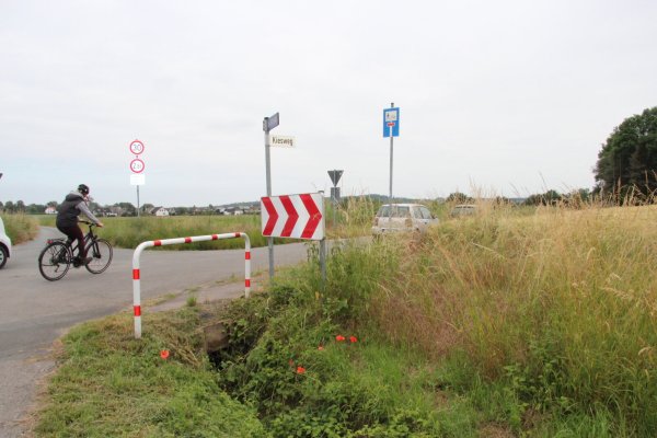 Fahrradfahrer können über den Kiesweg nach Ehrentrup fahren. - © Cordula Gröne