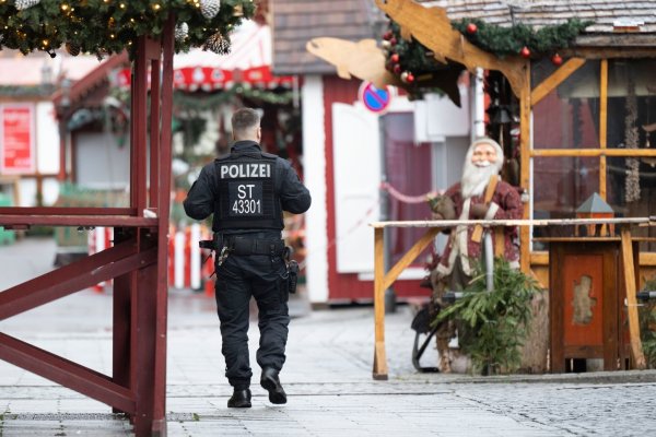 Ein Polizist geht über den gesperrten Weihnachtsmarkt. Am 20. Dezember 2024 ist auf dem Weihnachtsmarkt in Magdeburg ein Autofahrer in eine Menschengruppe gefahren. Es gab mehrere Tote und Verletzte. - © Sebastian Kahnert/dpa