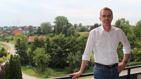 Jörg Bierwirth auf seinem Balkon in Lothe kurz vor der erneuten Wahl zum Bürgermeister 2020. Jetzt wirft er das Handtuch. - © Silke Buhrmester