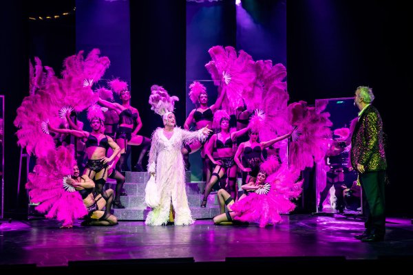 Glamouröser Look: Randy Diamond, Mike Garling und das Ballettensemble des Landestheaters Detmold. - © Landestheater Detmold / Marc Lontzek