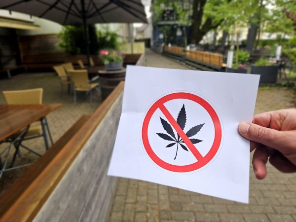 Werden Lippes Biergärten bald mit Cannabis-Verbotsschildern gepflastert? Zumindest wird es wahrscheinlich schwer, in der heimischen Gastronomie mal einen Joint zu rauchen. - © Janet König