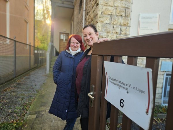 Diplom-Pädagogin Saskia van Oosterum, Leiterin der Drogenberatung Lippe, und Dipom-Sozialpädagogin Martina Erber (zuständig für Streetwork, Sozialberatung, Come around) freuen sich schon jetzt auf den Tag der offenen Tür. - © Janet König