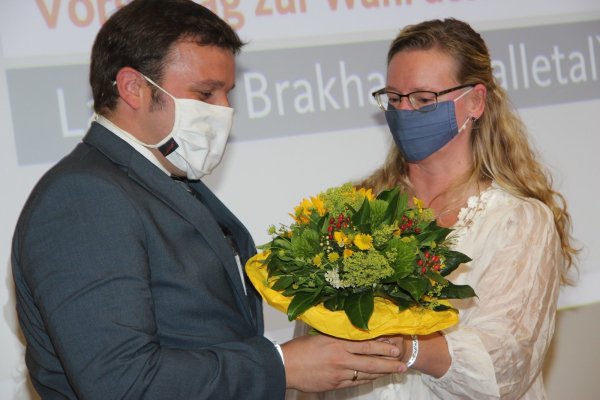 Alter und neuer Parteichef: Christiane Thiel gratuliert Lars Barkhage mit Blumen. - © Martin Hostert